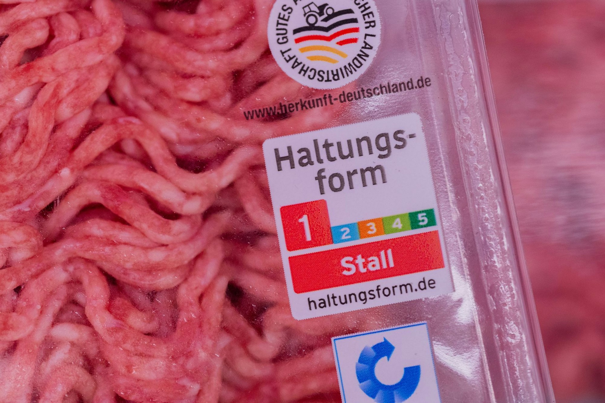 Hinter den grün gekennzeichneten Türen befindet sich aber auch Hackfleisch aller Haltungsformen. Daran gibt es Kritik.