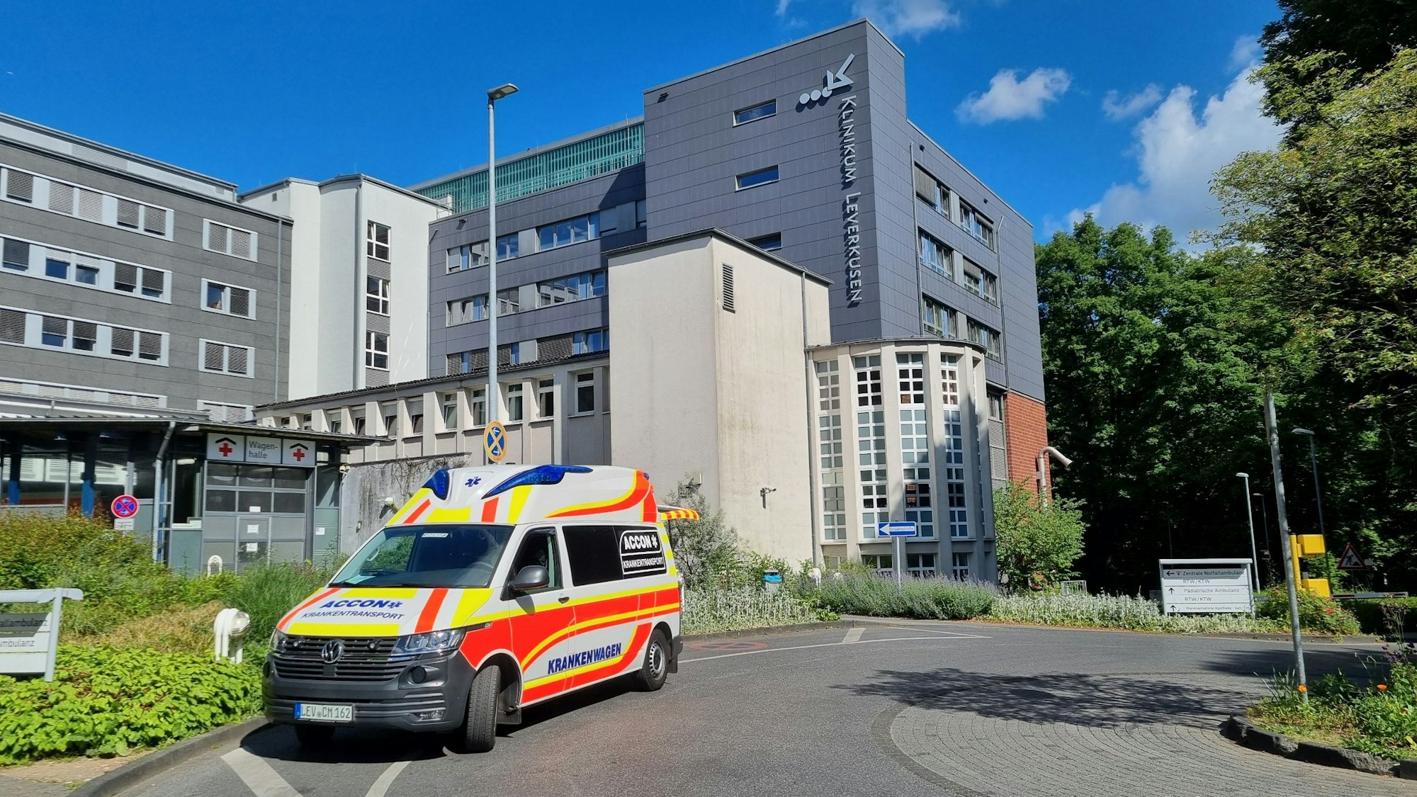 Vor dem Parkhaus des Klinikums ist bei einem Unfall ein Fußgänger ums Leben gekommen. (Symbolbild)