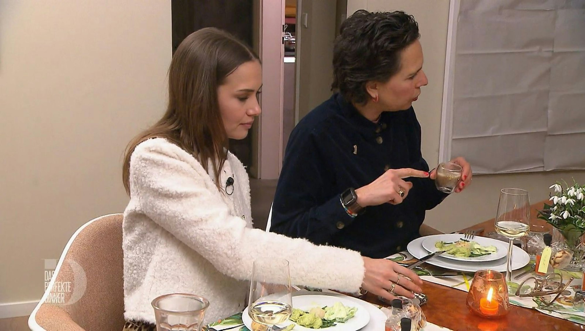 Lena (links) und Alex genießen die kultivierte Atmosphäre bei Heike in Blankenese. (Bild: RTL)