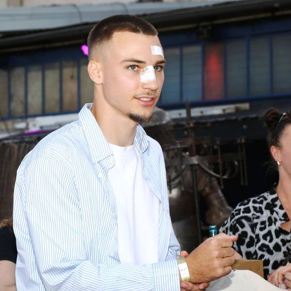 19.05.2025, Köln: 1. FC Köln-Profi Tim Lemperle kam mit Pflastern bei der Saisonabschlussfeier. Die FC Aufstiegs-Party an der Vogelsangerstraße im Schrotty. Foto: Arton Krasniqi
