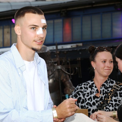 19.05.2025, Köln: 1. FC Köln-Profi Tim Lemperle kam mit Pflastern bei der Saisonabschlussfeier. Die FC Aufstiegs-Party an der Vogelsangerstraße im Schrotty. Foto: Arton Krasniqi