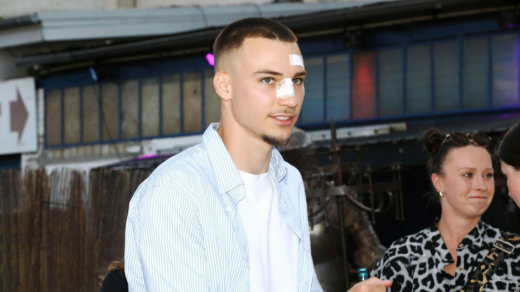 19.05.2025, Köln: 1. FC Köln-Profi Tim Lemperle kam mit Pflastern bei der Saisonabschlussfeier. Die FC Aufstiegs-Party an der Vogelsangerstraße im Schrotty. Foto: Arton Krasniqi