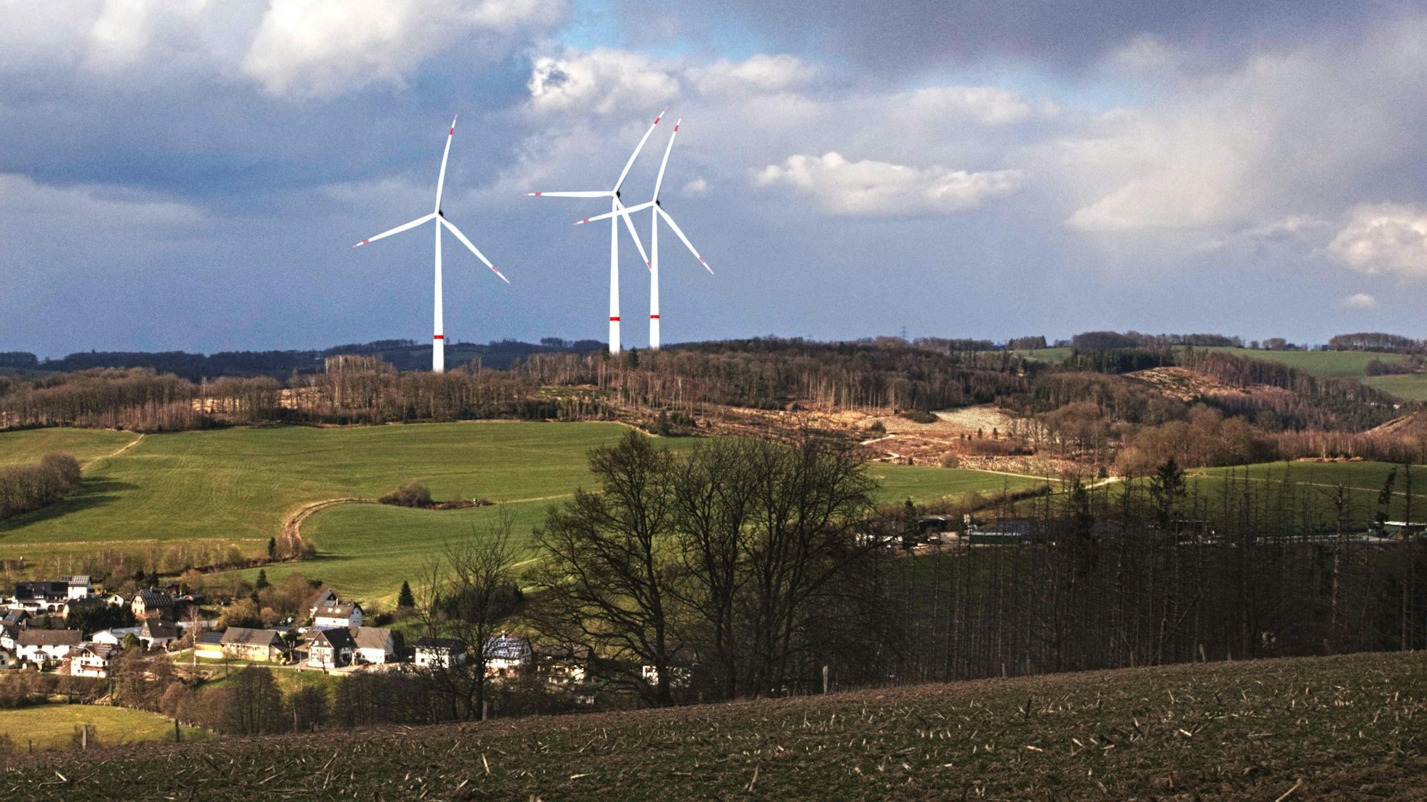 Diese Fotomontage zeigt die künftige Windräder vom Dimberg aus gesehen.