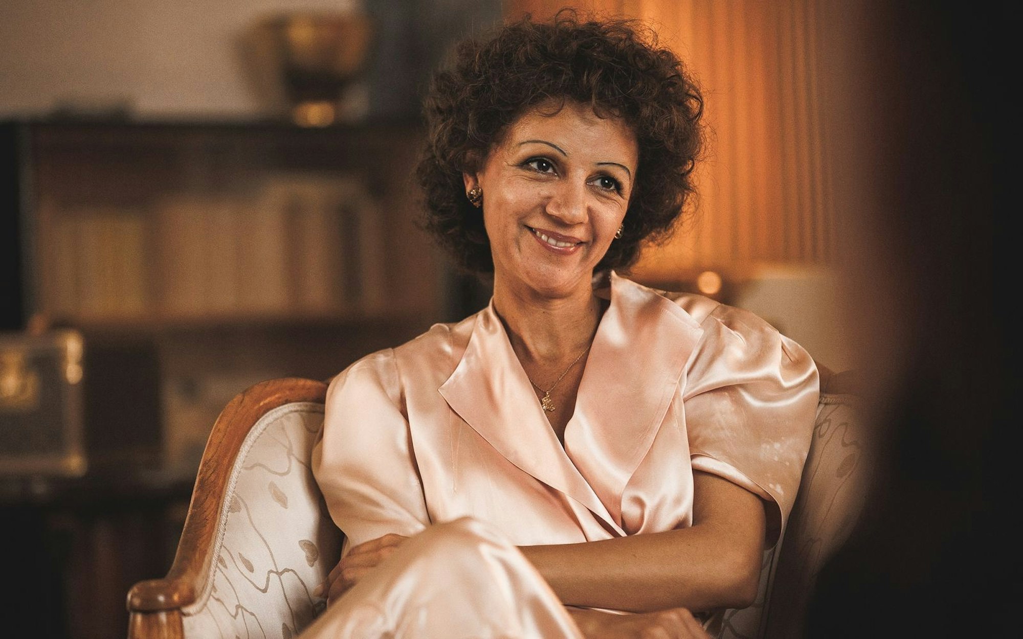 Édith Piaf (Marie-Julie-Baup) erkennt das Talent von Charles Aznavour und möchte, dass der aufstrebende Sänger sie auf einer internationalen Konzertreise begleitet. (Bild: Weltkino/Caroline Bazin)