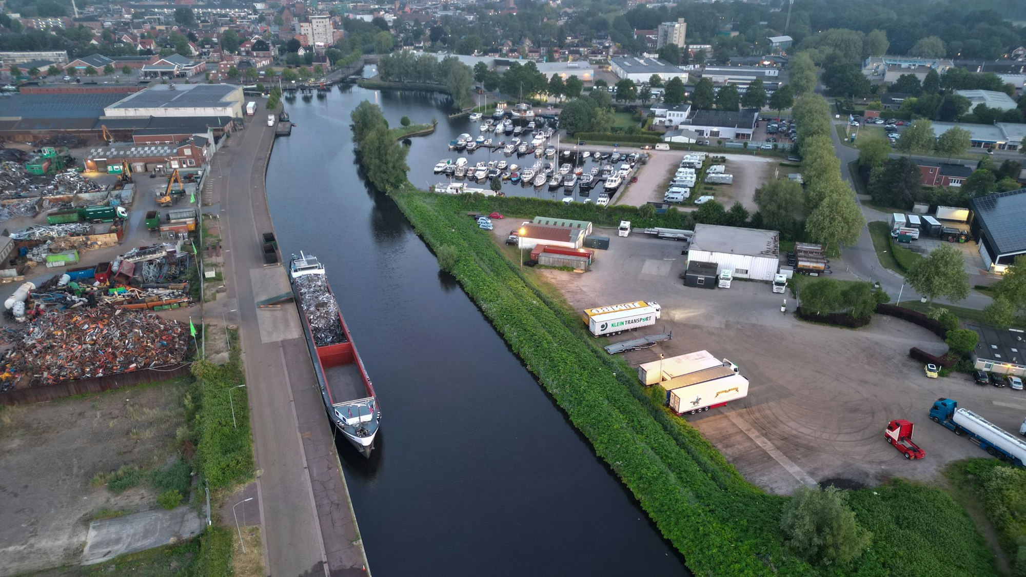 Winschoten: Ein dunkler Wasserfleck auf dem Pier des Hafens markiert den Ort, an dem ein Auto nach der Bergung aus dem Hafenbecken abgestellt wurde (Aufnahme mit Drohne).