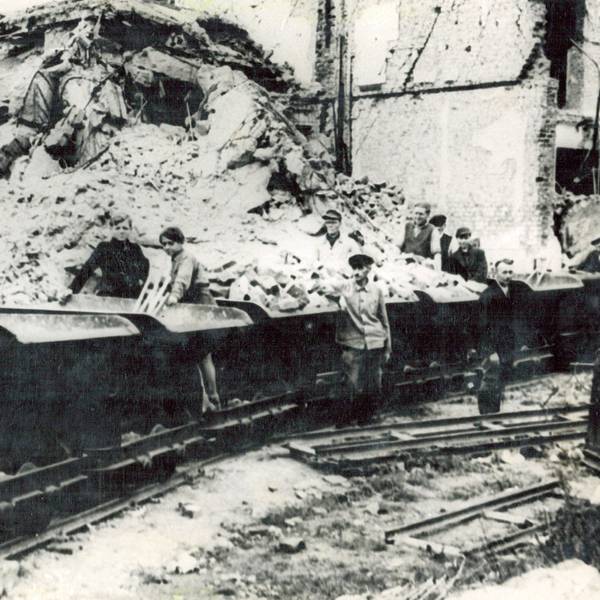 Das Aufräumen dauerte: Dieses Bild entstand am 17. Mai 1947 in Wiesdorf in der Hauptstraße. Foto: Stadt Leverkusen