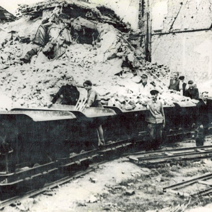 Das Aufräumen dauerte: Dieses Bild entstand am 17. Mai 1947 in Wiesdorf in der Hauptstraße. Foto: Stadt Leverkusen