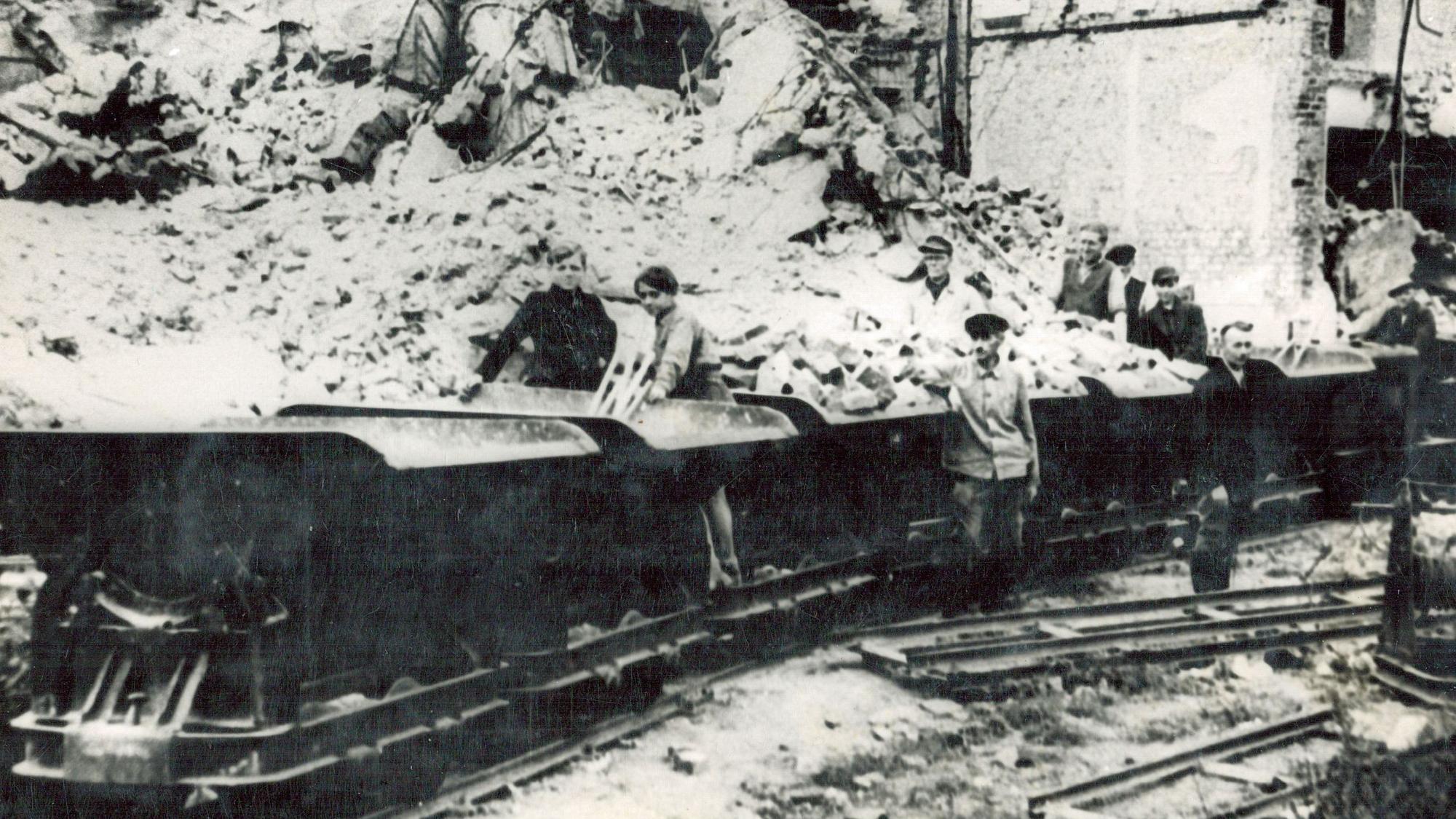 Das Aufräumen dauerte: Dieses Bild entstand am 17. Mai 1947 in Wiesdorf in der Hauptstraße. Foto: Stadt Leverkusen
