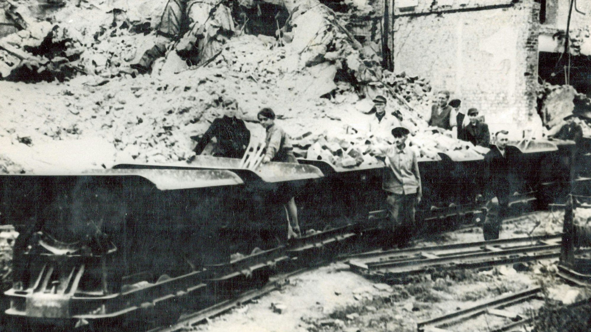 Das Aufräumen dauerte: Dieses Bild entstand am 17. Mai 1947 in Wiesdorf in der Hauptstraße. Foto: Stadt Leverkusen