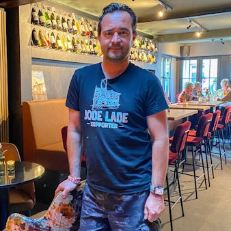 Das Foto zeigt den Gastwirt in seiner Gaststätte in Alt-Hürth.