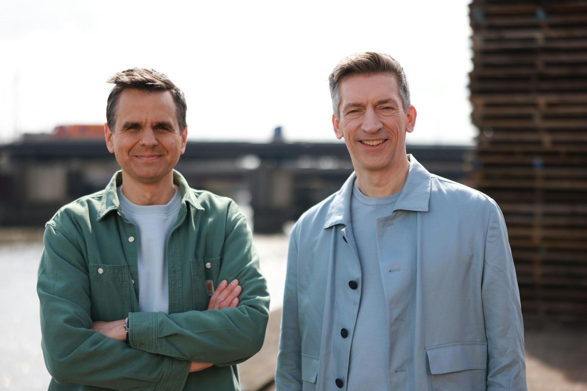 Stefan Uhl (links) und Steffen Hallaschka führen bei RTL durch „Was verdient Deutschland? Das große Gehaltsranking“. (Bild: RTL)