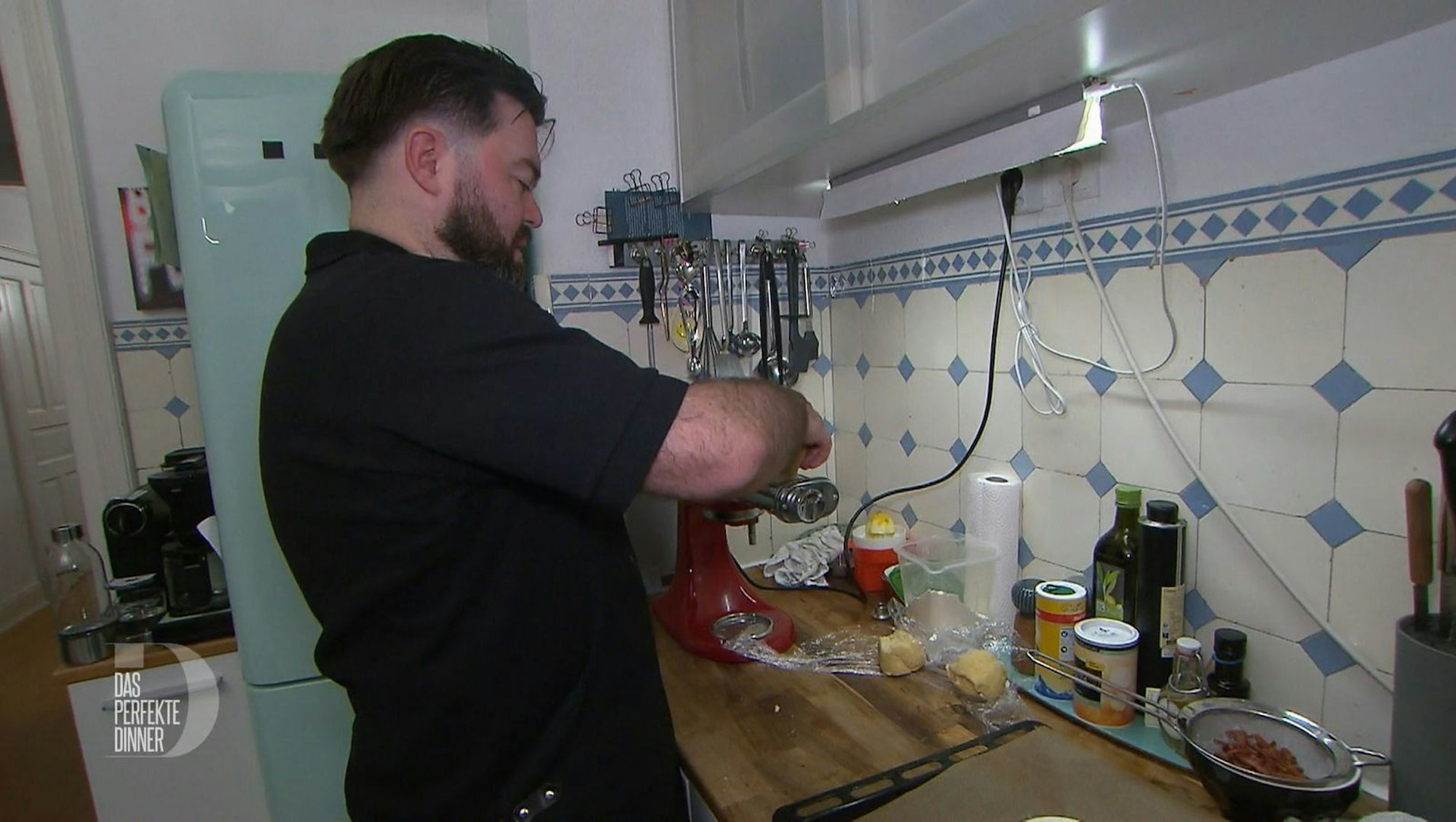 Technik-Fan Pelzi (39) besitzt viele Küchengeräte. (Bild: RTL)