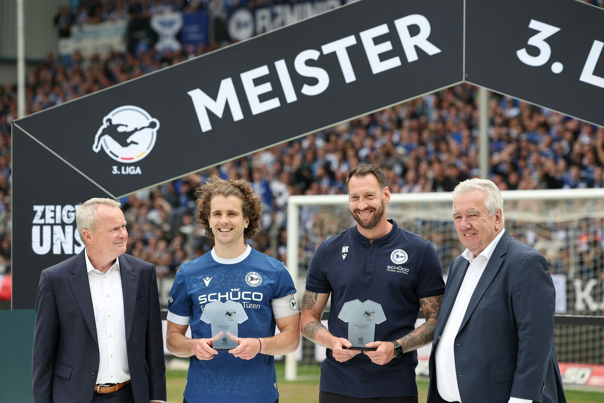 Stratege auf dem Platz und Stratege an der Seitenlinie: Mael Corboz (2.v.l) und Mitch Kniat (2.v.r)