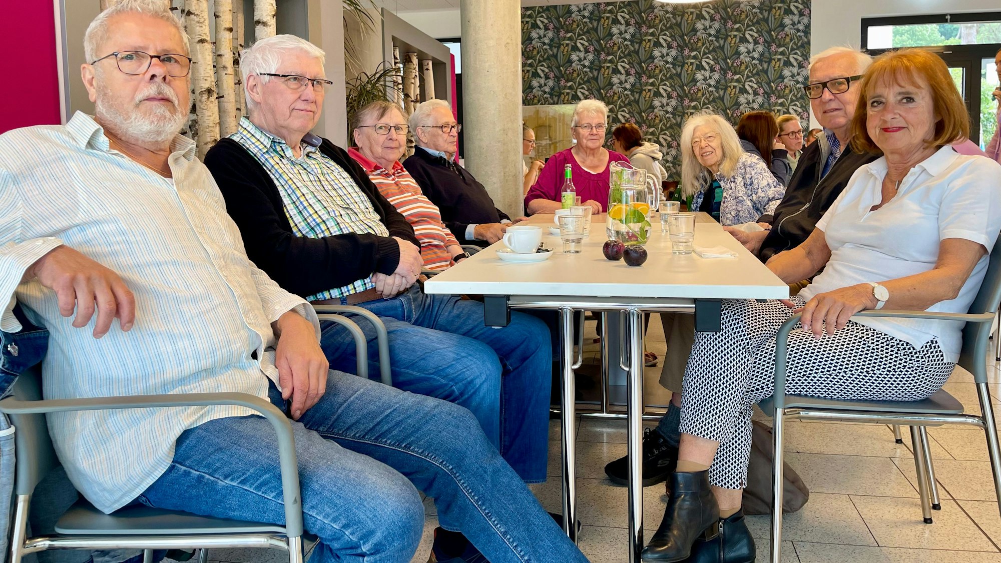 Der Seniorenstammtisch im Bistro Pauline im Kinderheim Pauline von Mallinckrodt in Siegburg trifft sich täglich: Olli Weigmann, Uwe Schmitz, Regina Schmitz, Joseph, Stefanie Wallau, Sigrid Ravenschlag, Bernd Speit und Doris Lersch (v.l.)