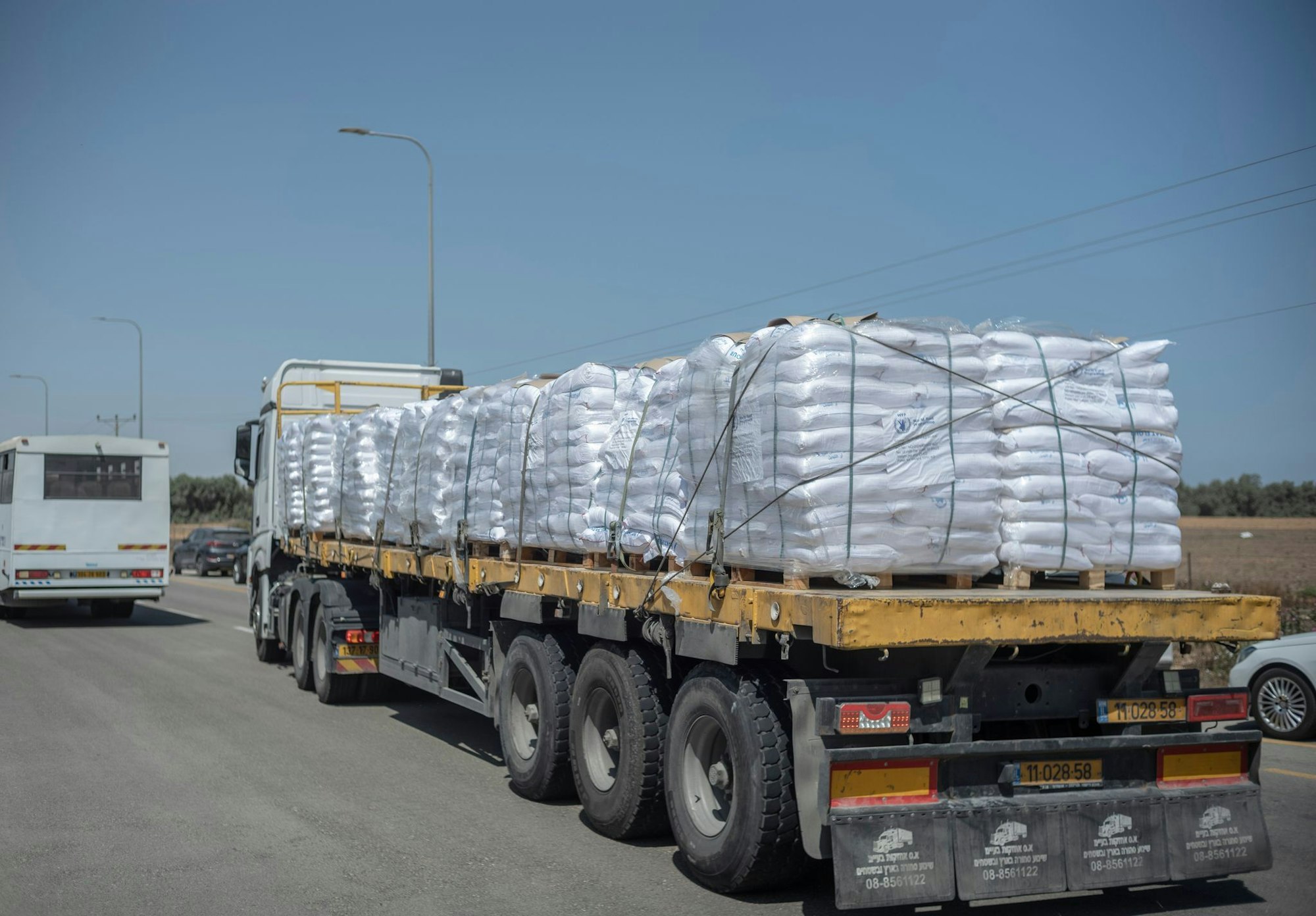 Seit ein paar Tage rollen wieder Lastwagen mit humanitärer Hilfe über die Grenze nach Gaza.
