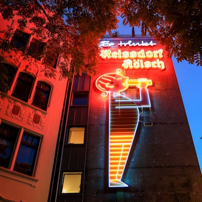17.07.2024, Köln: Zum CSD wird die Reissdorf-Reklame am Rudolfplatz divers, Frau und Mann leuchten gleichzeitig.
Foto: Michael Bause