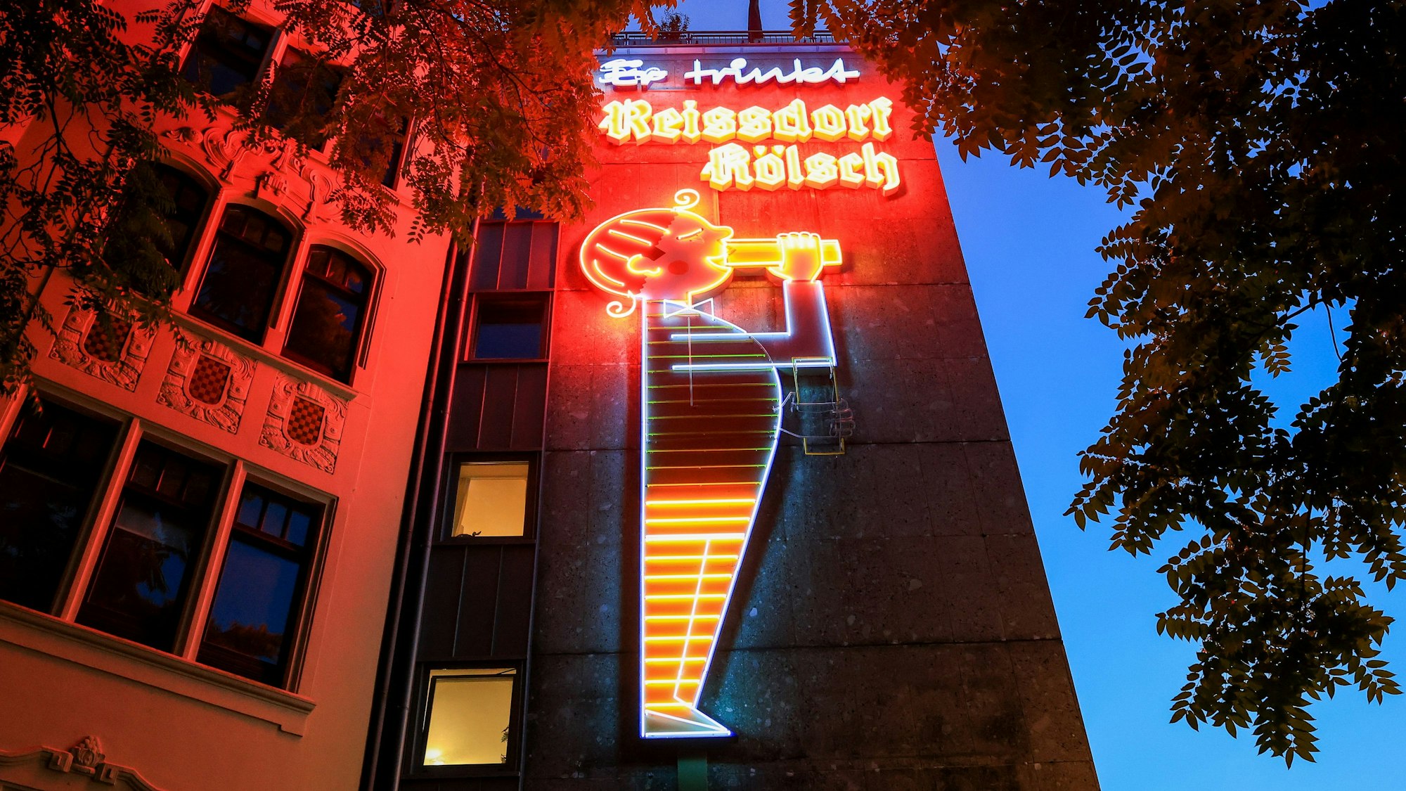 17.07.2024, Köln: Zum CSD wird die Reissdorf-Reklame am Rudolfplatz divers, Frau und Mann leuchten gleichzeitig.
Foto: Michael Bause