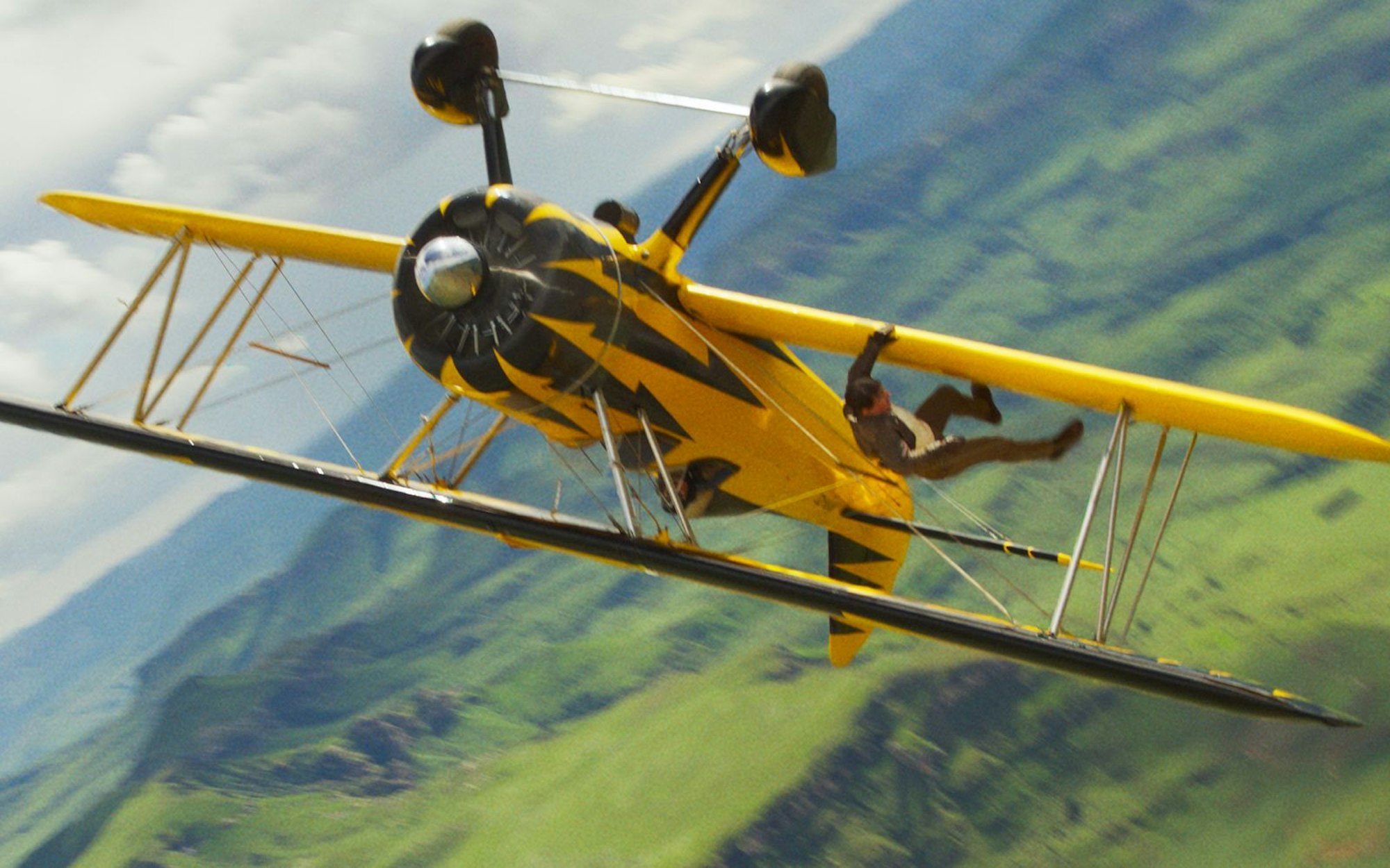 Ethan Hunt alias Tom Cruise in seinem Element: an einem fliegenden Flugzeug hängen. (Bild: 2025 Paramount Pictures)