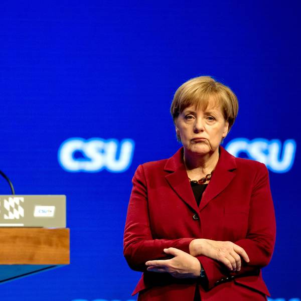ARCHIV - 20.11.2015, Bayern, München: Bundeskanzlerin Angela Merkel (CDU) lauscht auf dem CSU-Parteitag der Rede des bayerischen Ministerpräsidenten Horst Seehofer (CSU). (zu dpa Themenpaket zum Ende der Ära Merkel nach der Bundestagswahl) Foto: Sven Hoppe/dpa +++ dpa-Bildfunk +++