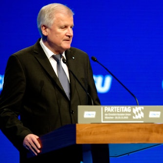 ARCHIV - 20.11.2015, Bayern, München: Bundeskanzlerin Angela Merkel (CDU) lauscht auf dem CSU-Parteitag der Rede des bayerischen Ministerpräsidenten Horst Seehofer (CSU). (zu dpa Themenpaket zum Ende der Ära Merkel nach der Bundestagswahl) Foto: Sven Hoppe/dpa +++ dpa-Bildfunk +++