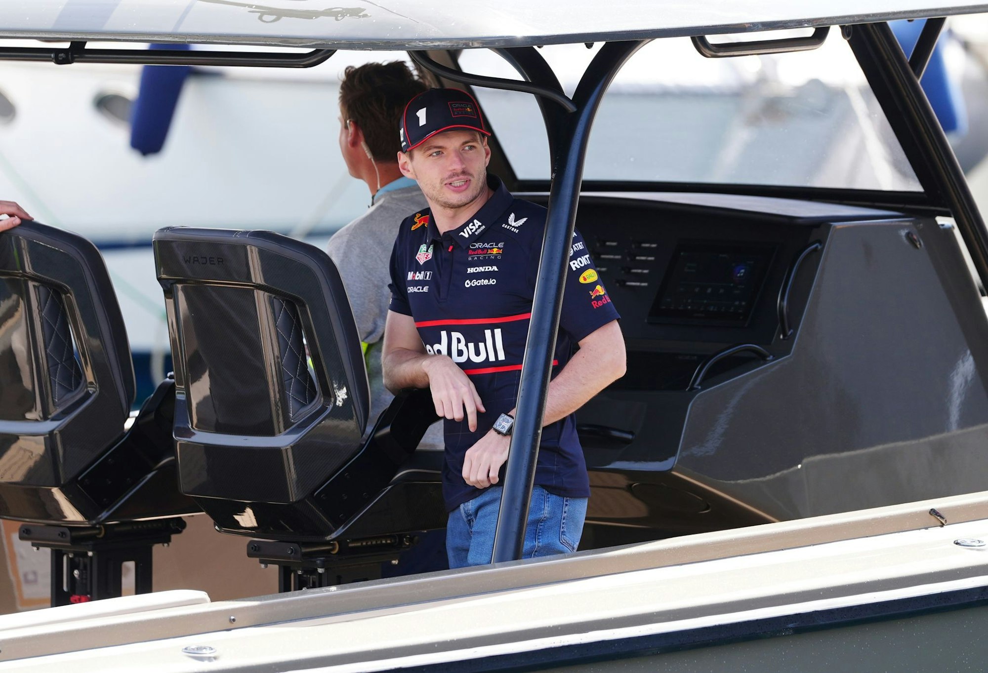Max Verstappen kam per Boot im Fahrerlager von Monaco an.