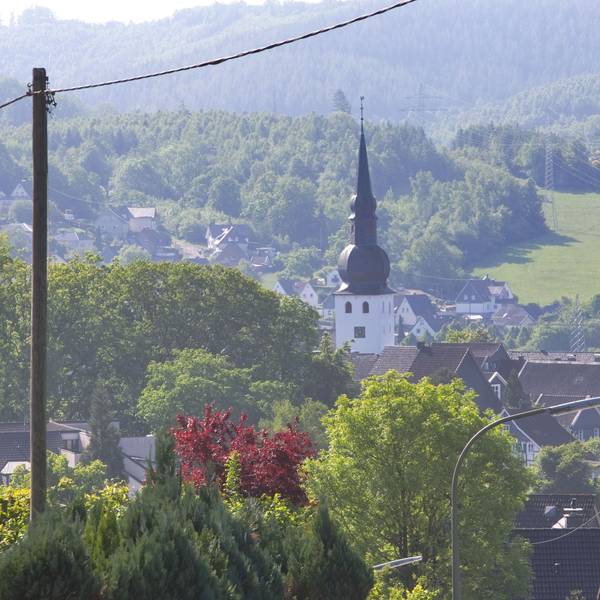 Blick auf den Turm der Altstadtkirche in Bergneustadt