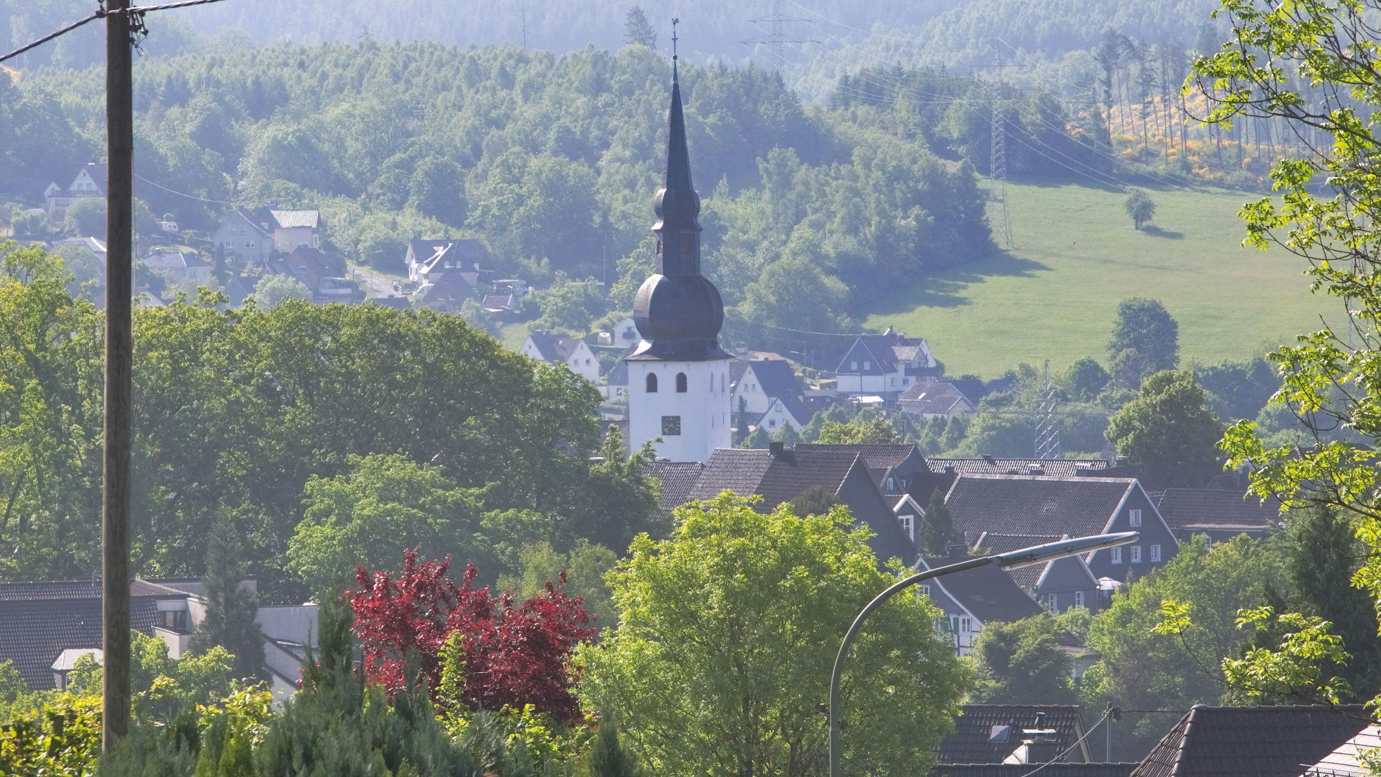 Blick auf den Turm der Altstadtkirche in Bergneustadt