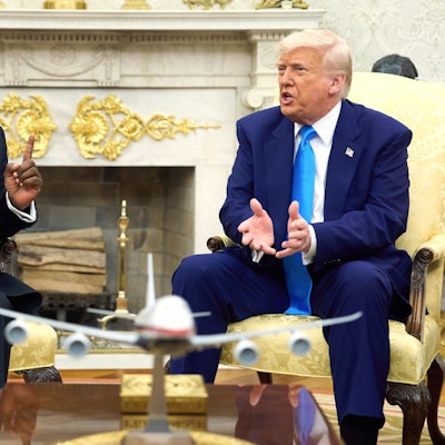 21.05.2025, USA, Washington: US-Präsident Donald Trump trifft Südafrikas Präsident Cyril Ramaphosa im Oval Office des Weißen Hauses. Foto: Evan Vucci/AP/dpa +++ dpa-Bildfunk +++