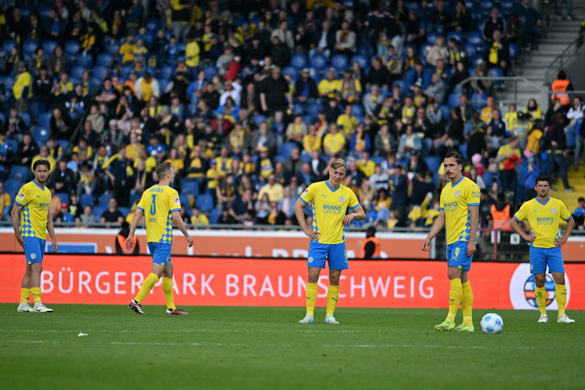 Deprimierende Stimmung: Die Spieler von Eintracht Braunschweig nach dem 1:4 gegen Nürnberg.