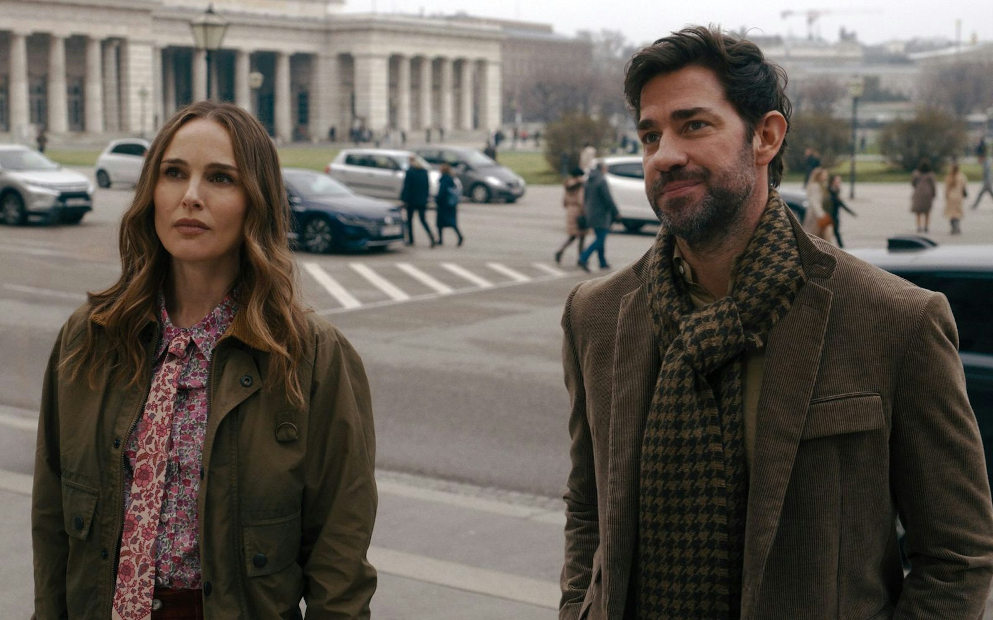 Die Kuratorin und der Kunstdieb: Die ungleichen Geschwister Charlotte (Natalie Portman) und Luke Purdue (John Krasinski) suchen in Apples Abenteuer-Actionfilm „Fountain of Youth“ den namengebenden Jungbrunnen. Dafür müssen sie unter der Regie von Guy Ritchie zahlreiche Rätsel lösen. (Bild: Apple TV+)
