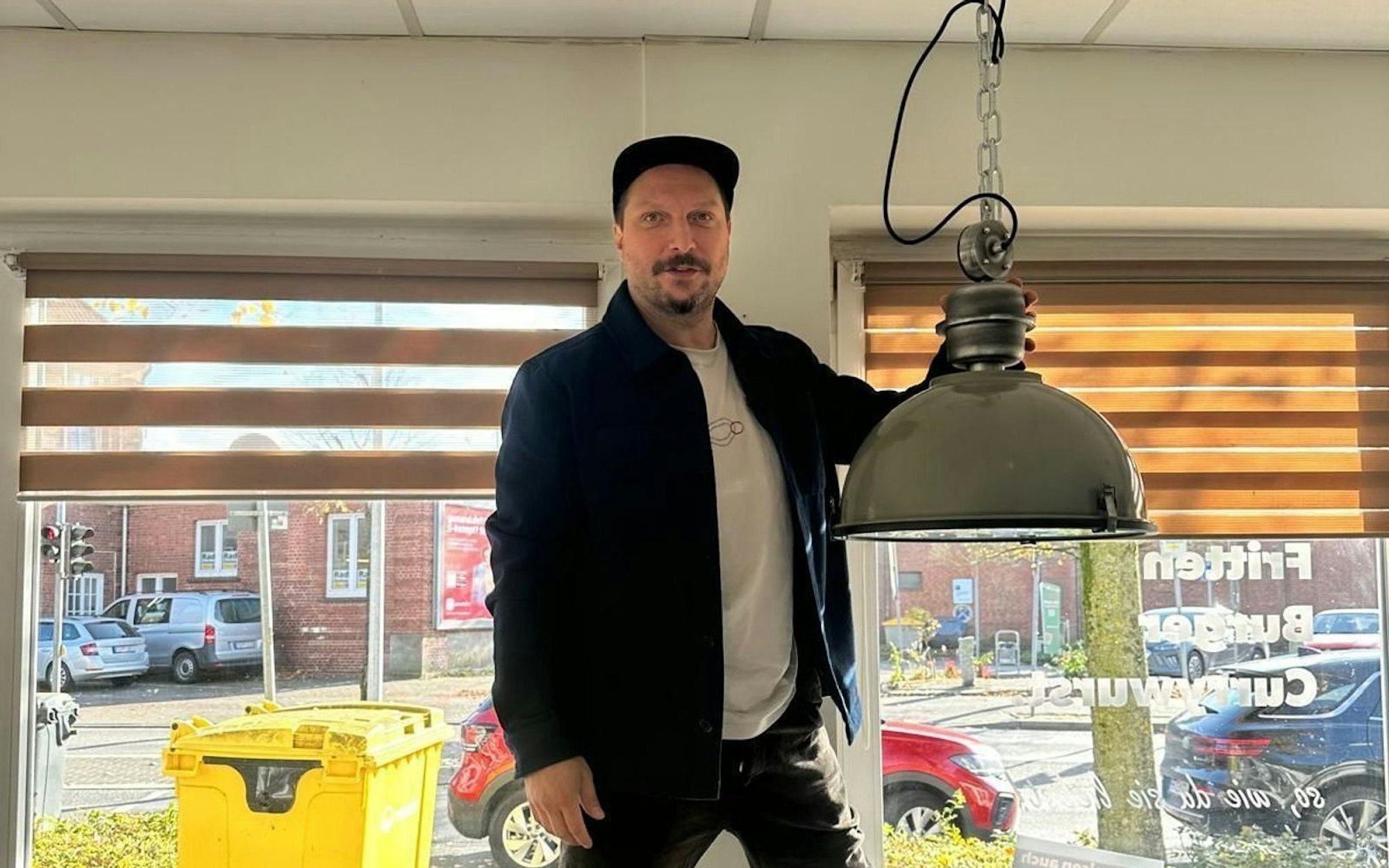 Modernisiert den Imbiss in Husum: Flo Kogler. (Bild: Kabel Eins)