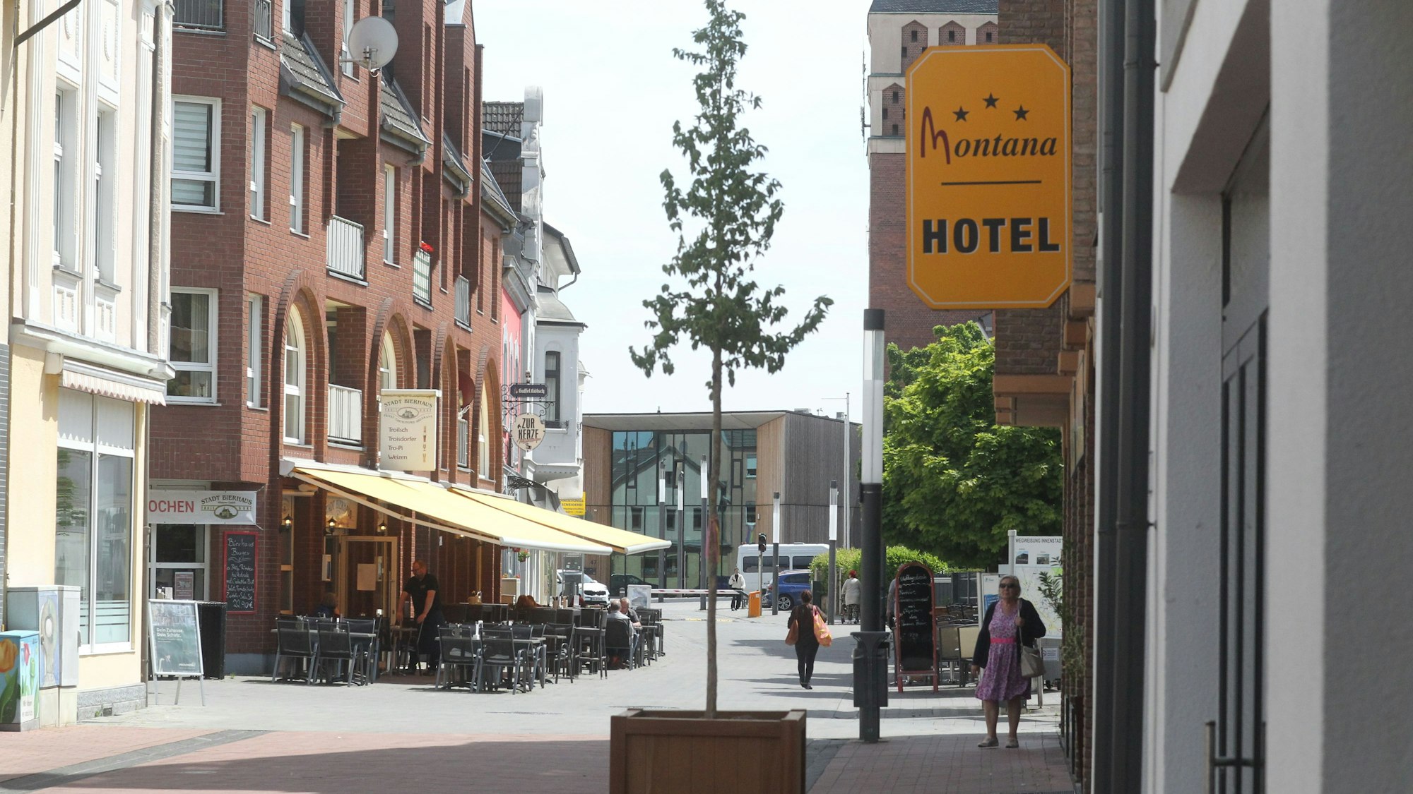 Die Stadt Troisdorf hat in 20 Kübel zusätzliche Bäume in der Troisdorfer Innenstadt an verschiedenen Stellen aufgestellt.