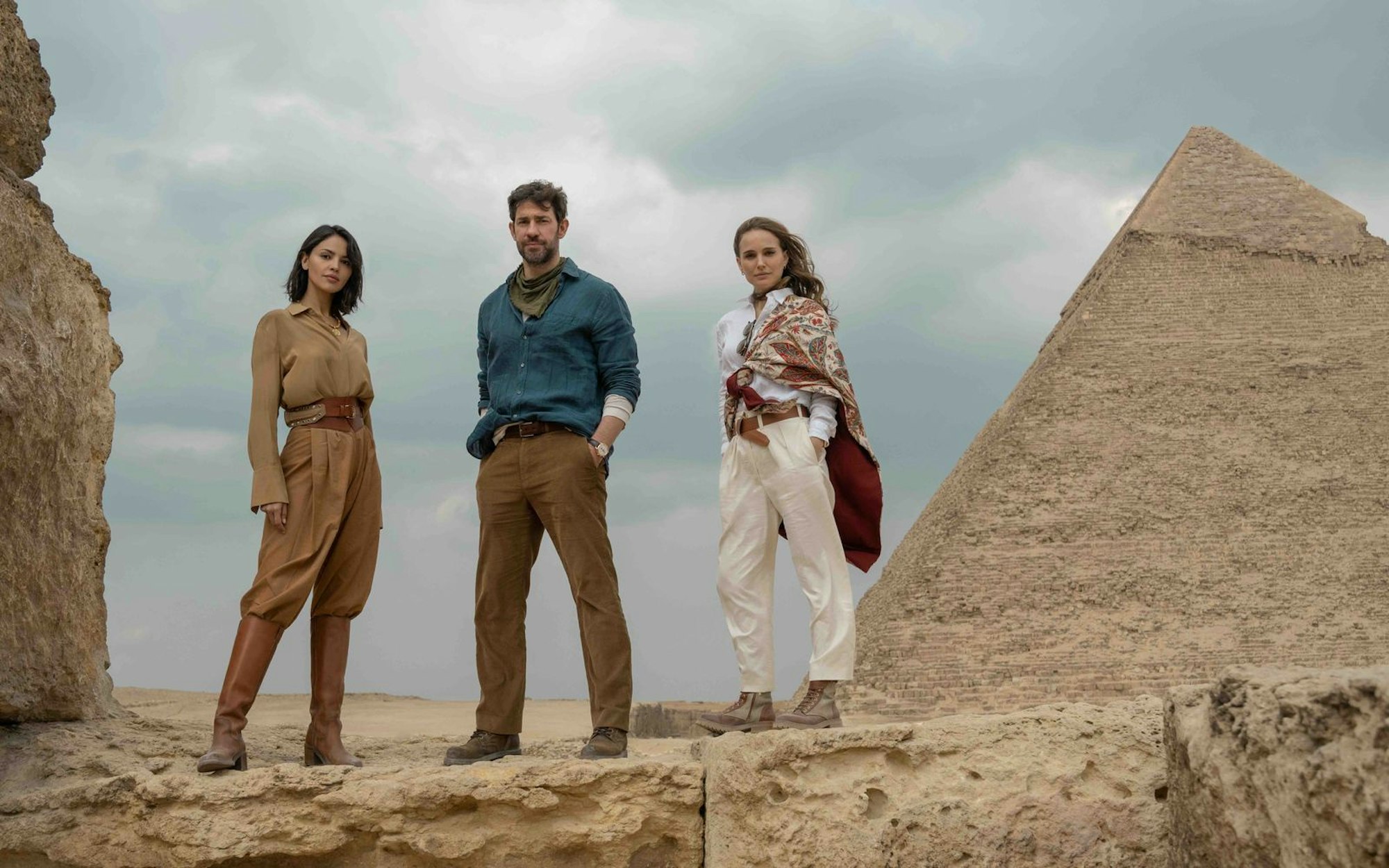 Wer löst das Rätsel der Pyramiden von Gizeh? Jägerin Esme (Eiza González, links) oder die Geschwister Charlotte (Natalie Portman) und Luke Purdue (John Krasinski)? (Bild: Apple TV+)