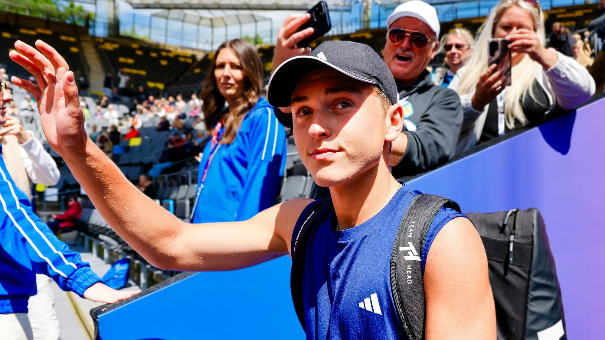 Justin Engel betritt den Platz in Hamburg.
