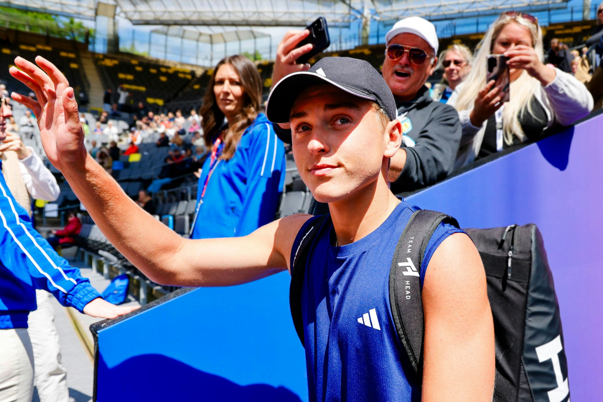 Justin Engel betritt den Platz in Hamburg.