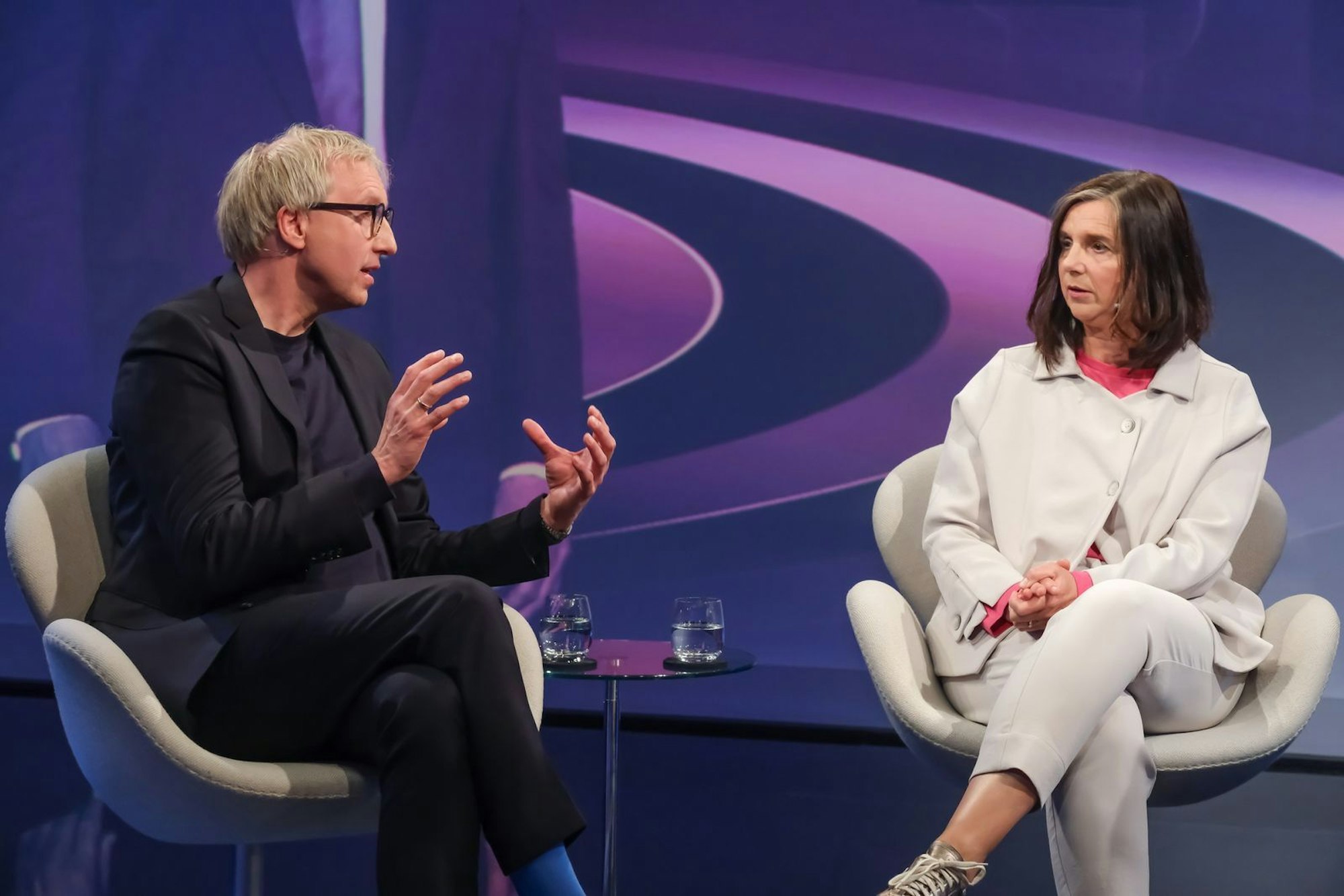 Einig sind sich Johannes Varwick und Katrin Göring-Eckardt in Bezug auf den Ukraine-Krieg nicht. (Bild: WDR/Oliver Ziebe)