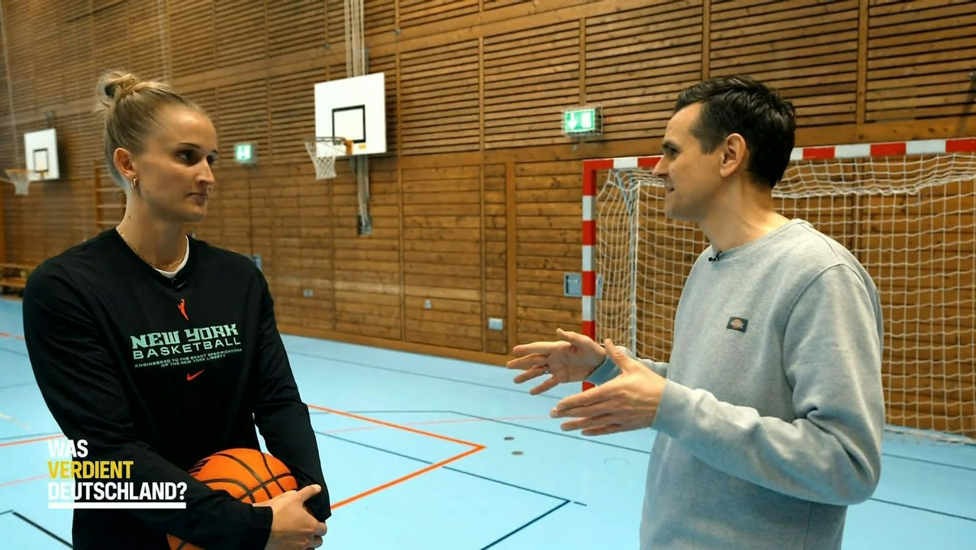 Profi-Basketballerin und Nationalspielerin Leonie Fiebich spricht mit Stefan Uhl über die Gender-Pay-Gap im Sport. (Bild: RTL)