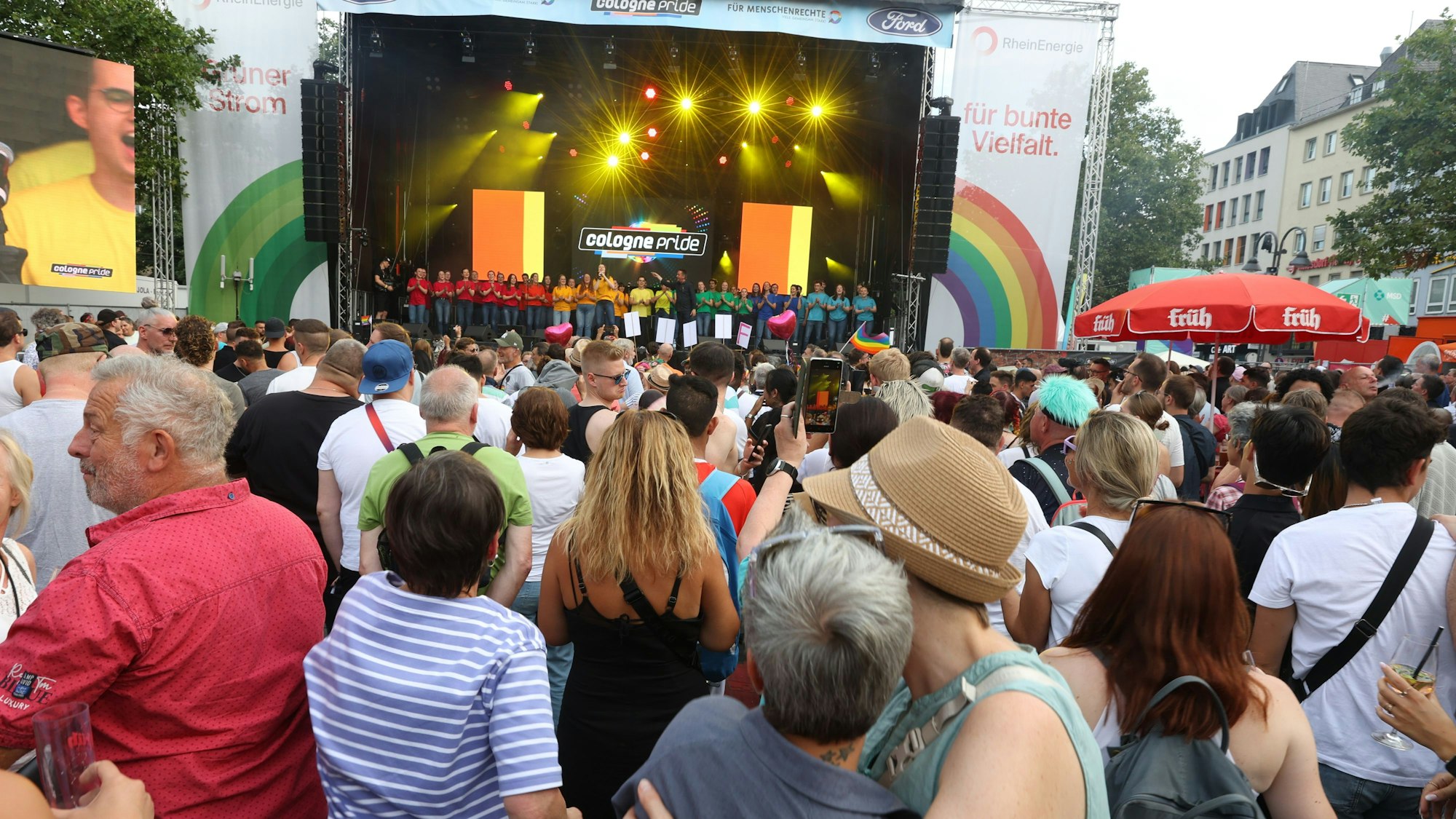 Cologne Pride (CSD) in der Kölner Altstadt.
Bühne am Heumarkt