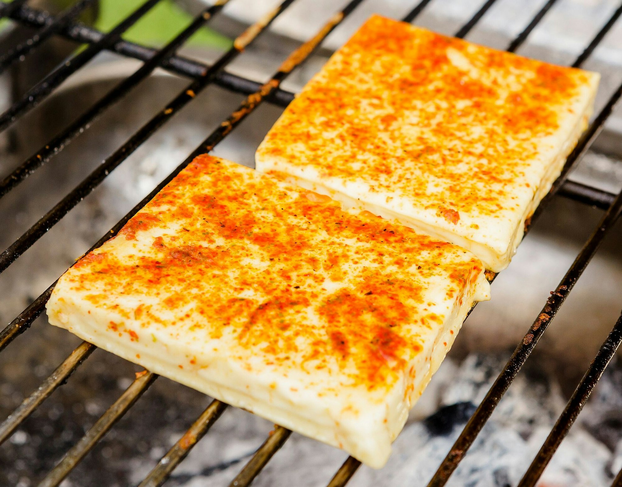 Soll beim Grillen schön bräunen und gleichzeitig seine Form behalten: Insgesamt 14 Grill- und Pfannenkäse hat die «Stiftung Warentest» untersucht.