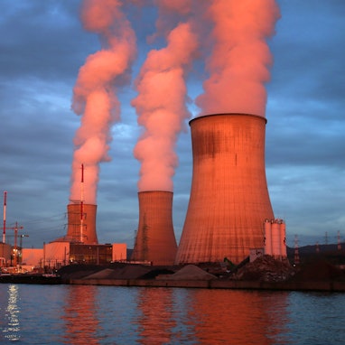 Dampf steigt aus den Kühltürmen des Atomkraftwerks Tihange.