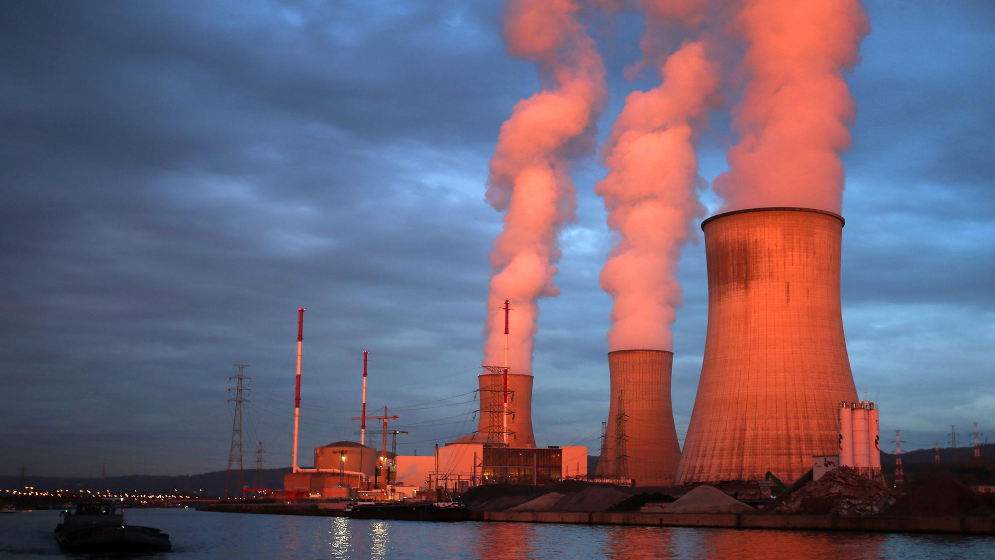 Dampf steigt aus den Kühltürmen des Atomkraftwerks Tihange.