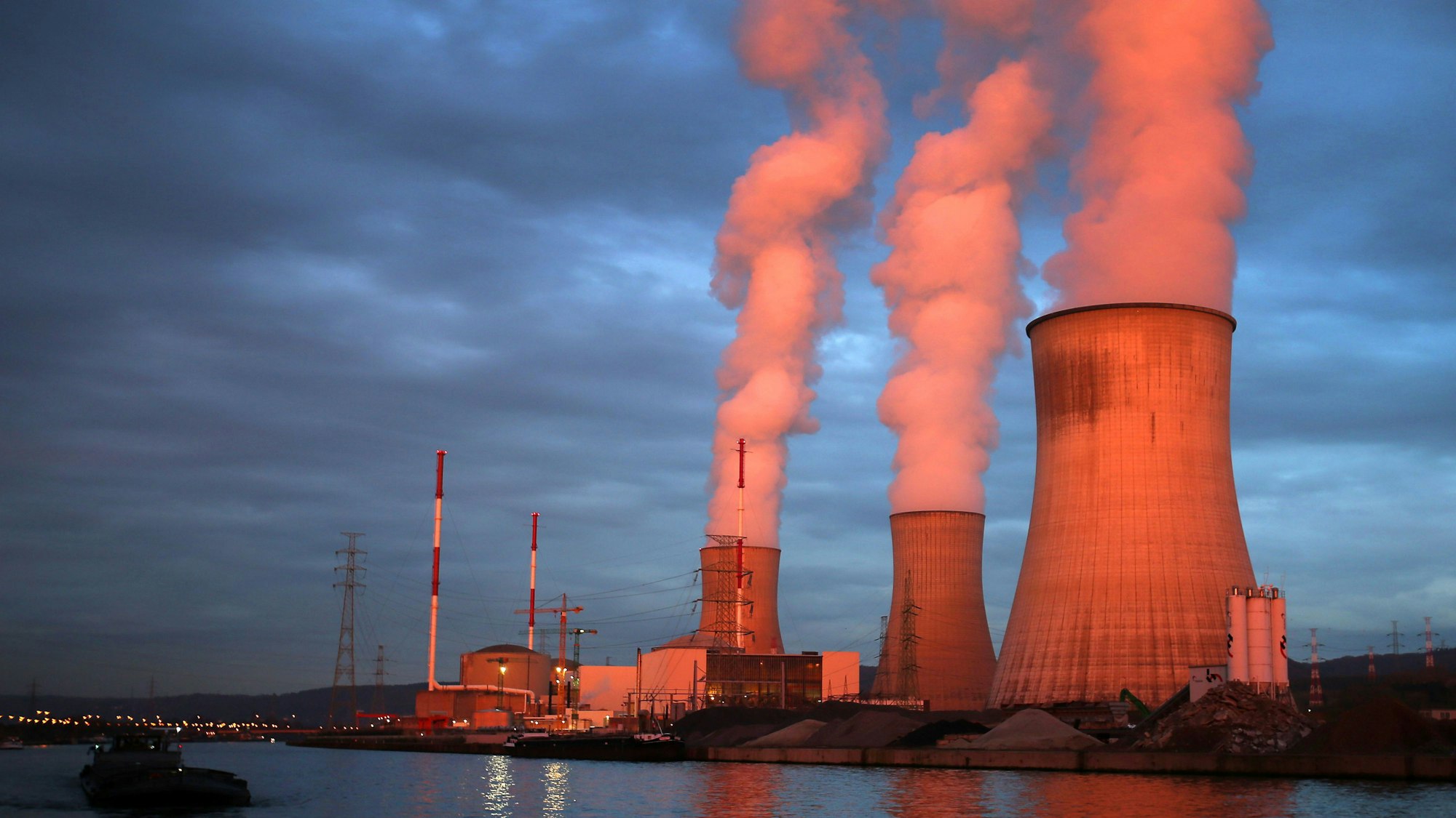 Dampf steigt aus den Kühltürmen des Atomkraftwerks Tihange.