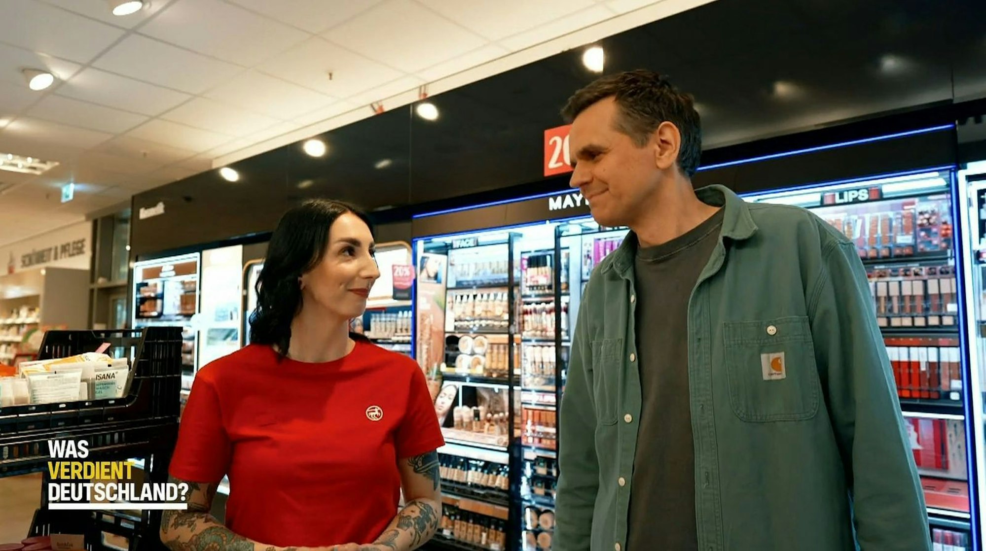 Bei Rossmann verrät die stellvertretende Filialleiterin Stefan Uhl ihr Gehalt. (Bild: RTL)
