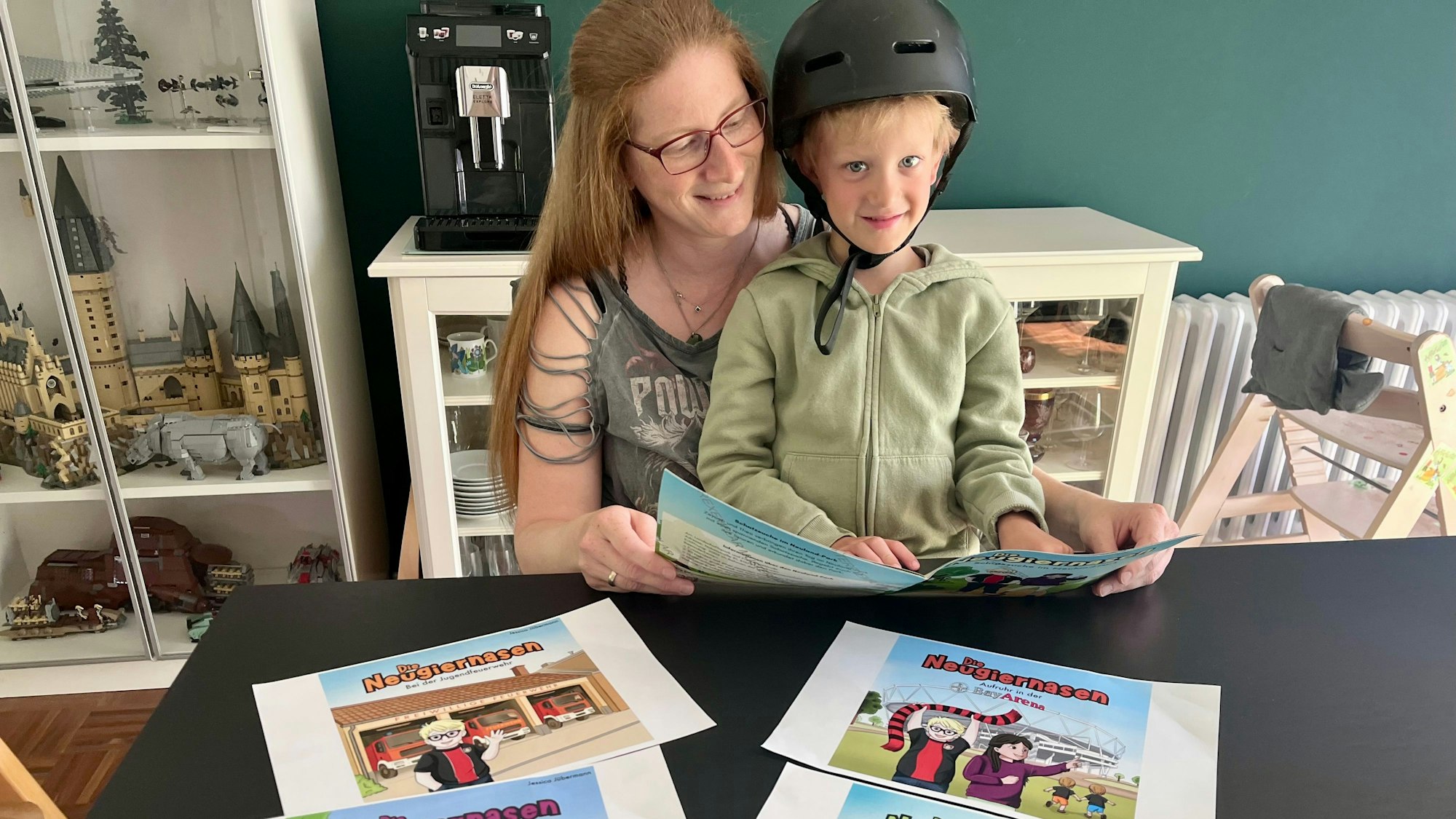 Mutter und Sohn lesen in einem Buch