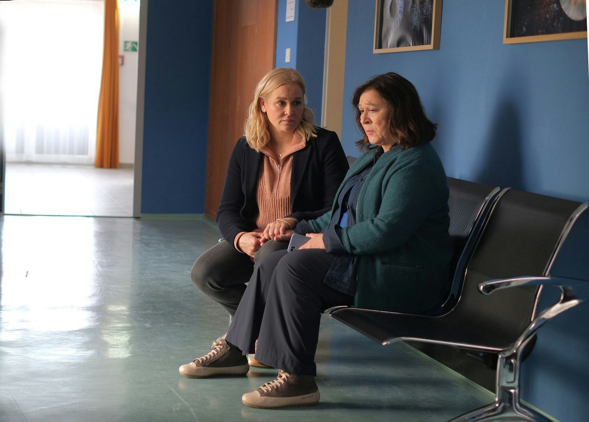Lena Lorenz (Judith Hoersch, links) beruhigt ihre Mutter Eva (Eva Mattes) kurz vor der Augenoperation. (Bild: ZDF/Jacqueline Krause-Burberg)