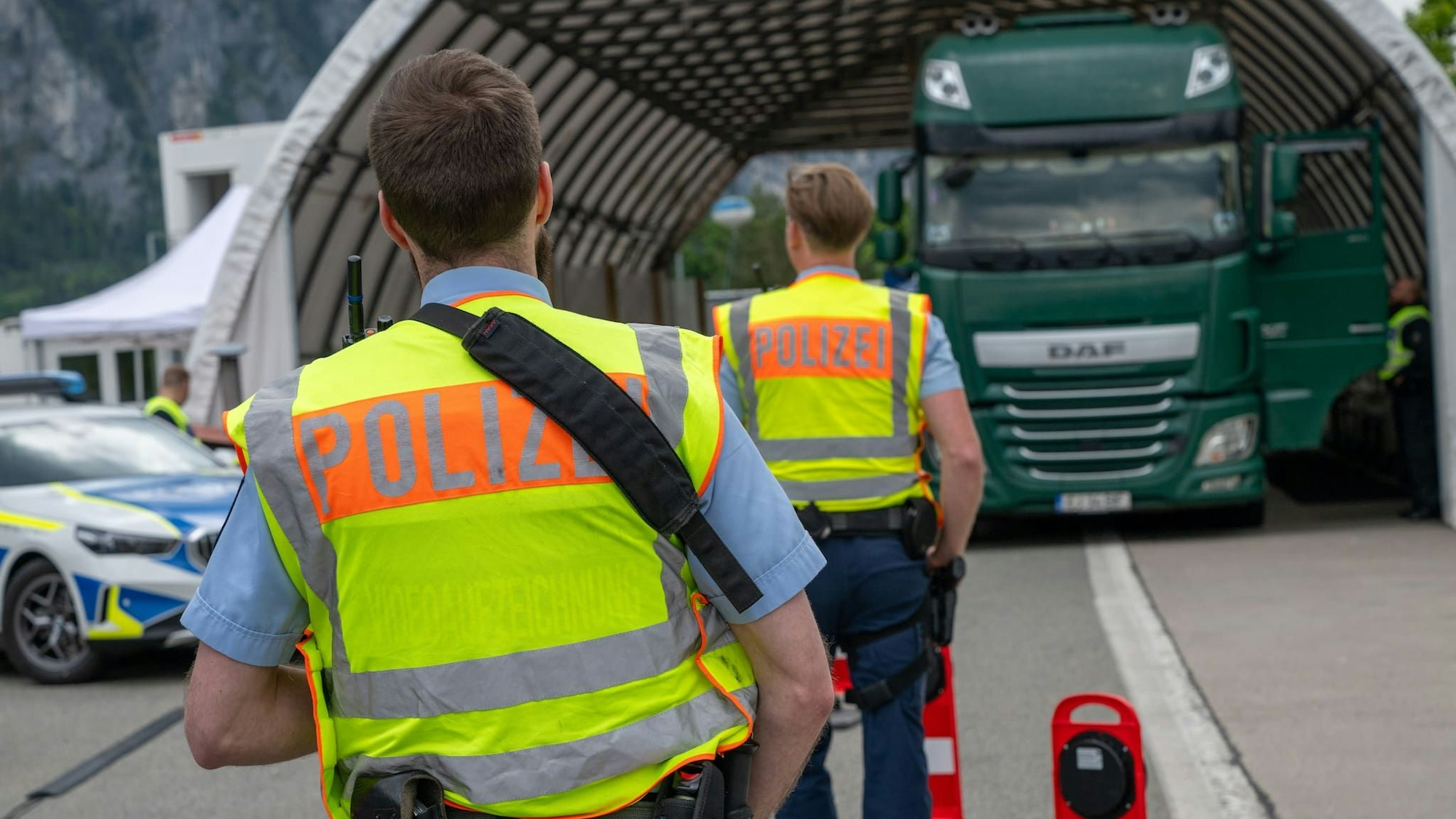 Beamte der Bundespolizei kontrollieren am Grenzübergang von Österreich kommend bei Kiefersfelden.