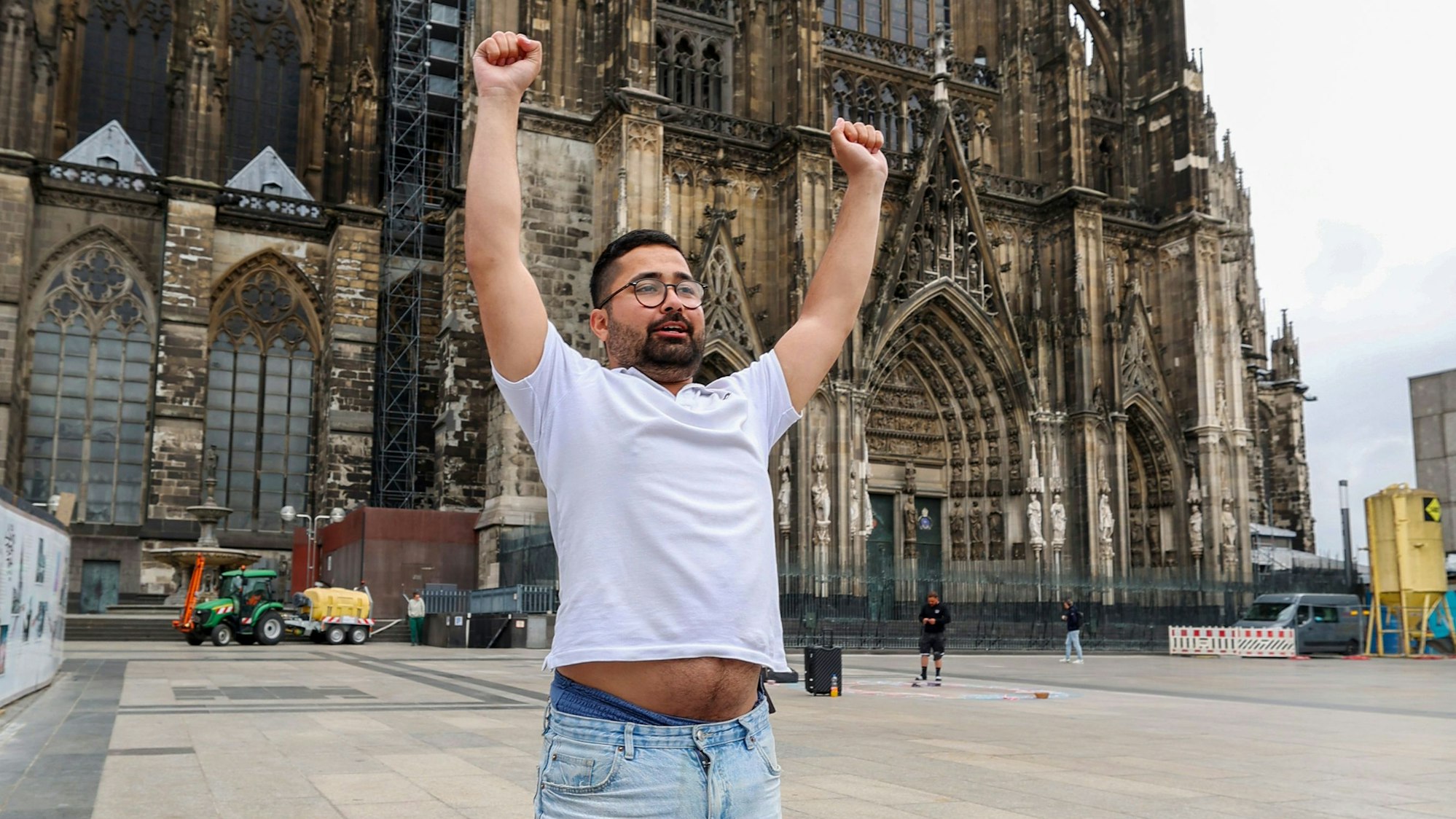 Zabur Asadi, auf Online-Plattformen „Rubaz“, stand 39 Stunden still vor dem Kölner Dom.