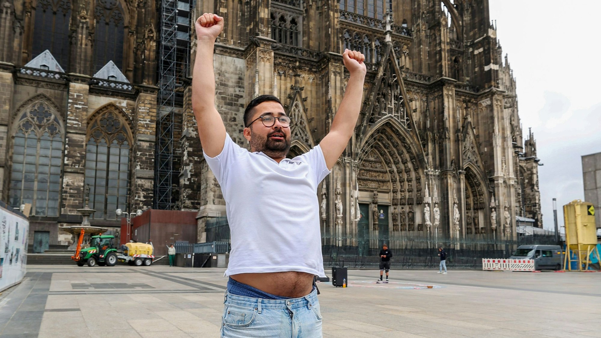 Zabur Asadi, auf Online-Plattformen „Rubaz“, stand 39 Stunden still vor dem Kölner Dom.