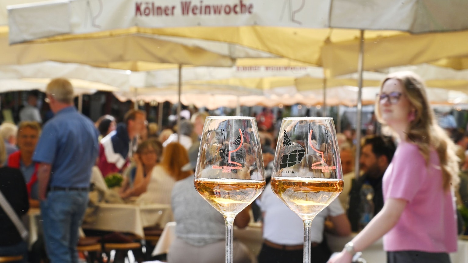 N21.05.2025 Köln. Eröffnung der 51. Kölner Weinwoche auf dem Neumarkt. In diesem Jahr präsentieren 26 Winzer aus acht deutschen Anbaugebieten ihre Weine und Sekte. Foto: Alexander Schwaiger