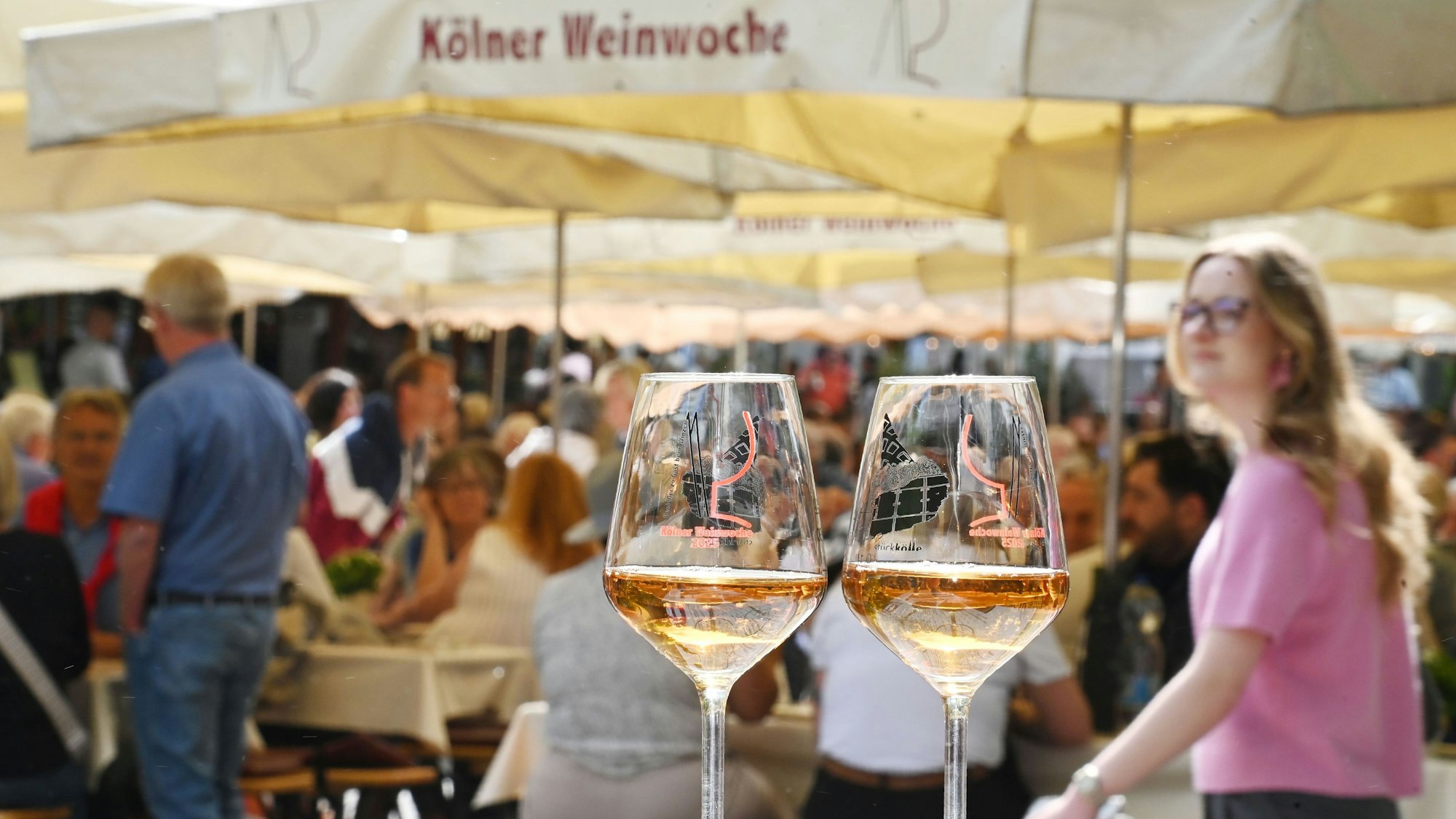 N21.05.2025 Köln. Eröffnung der 51. Kölner Weinwoche auf dem Neumarkt. In diesem Jahr präsentieren 26 Winzer aus acht deutschen Anbaugebieten ihre Weine und Sekte. Foto: Alexander Schwaiger